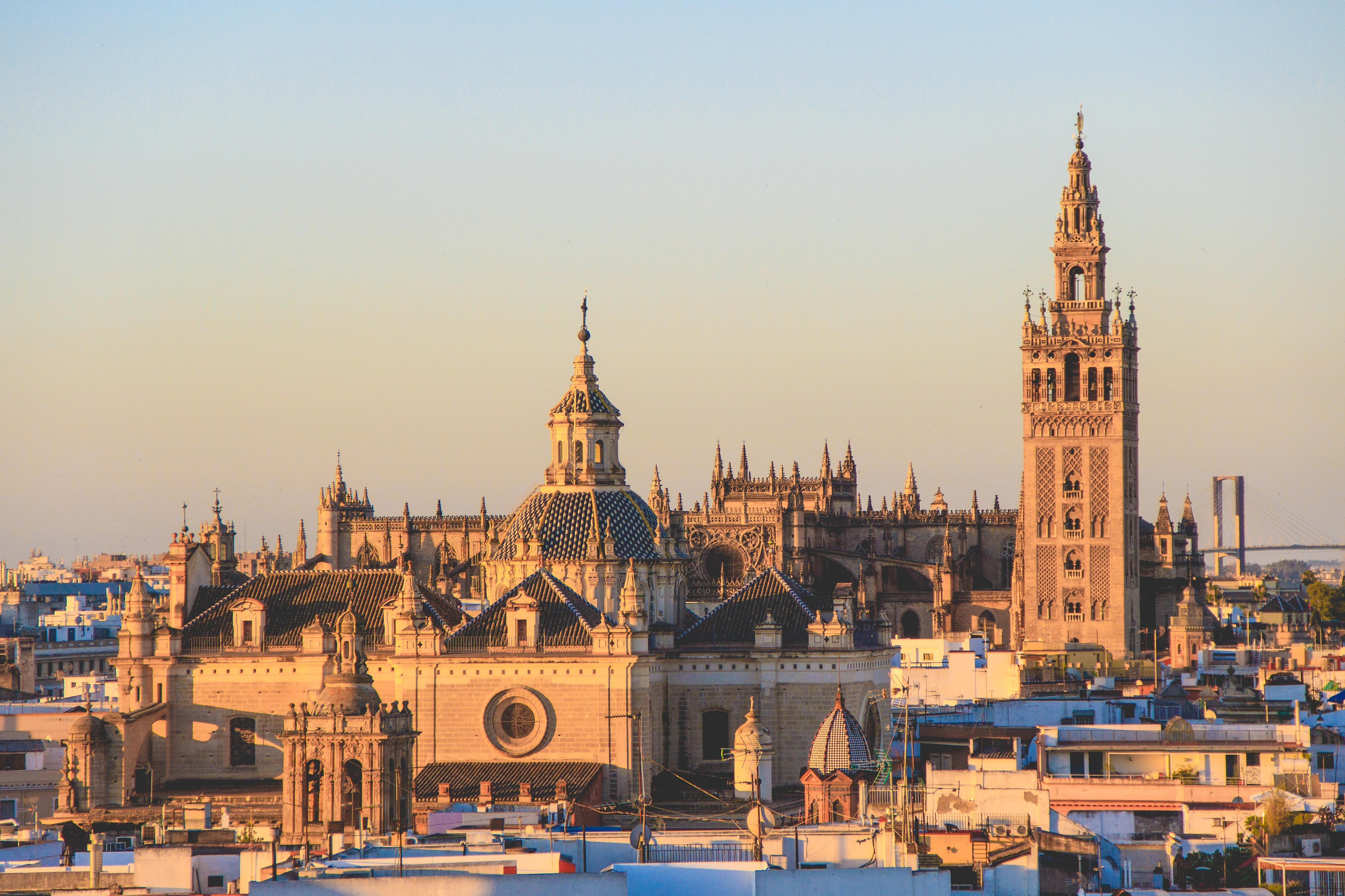 Photo of a 西班牙语 Cathedral by Henrique Ferreira on Unsplash